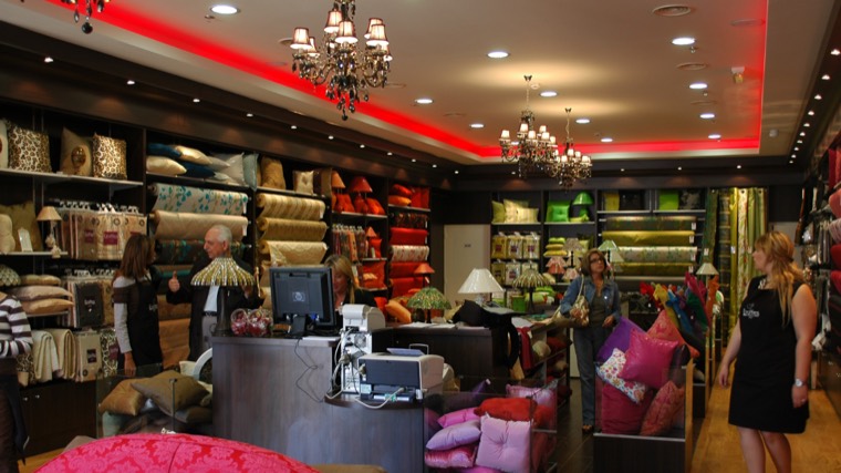 Boutique de tissus et de coussins avec lustres et éclairage rouge au plafond