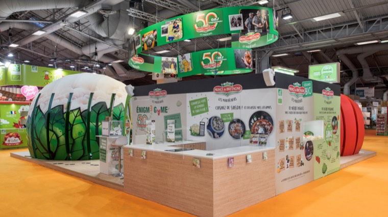 Stand d’une marque de légumes avec structure suspendue circulaire et cuisine de démonstration