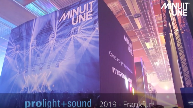 Stand d’un fabricant d’éclairage scénique avec grands visuels de concert